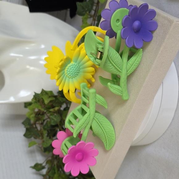 3 Flower Claw Hair Clip Set - Picture 7 of 8